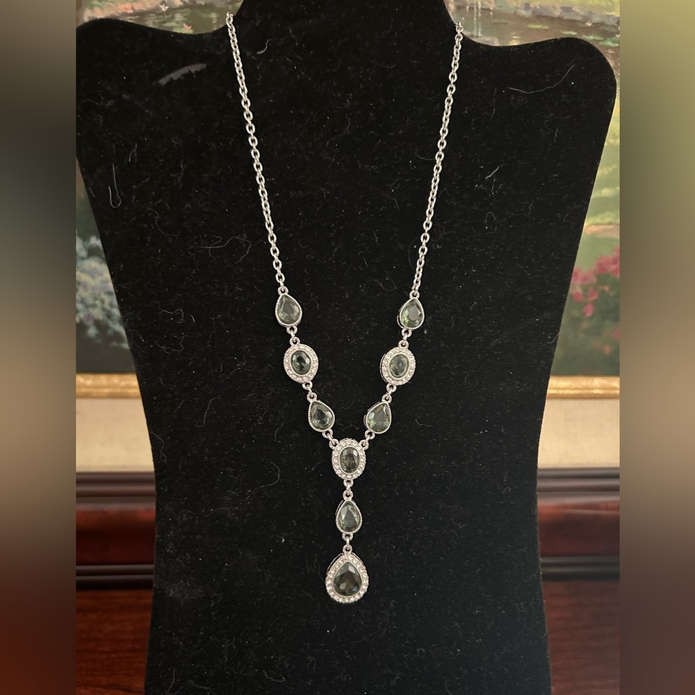 NWOT Stunning Green Diamond and Silver Necklace 10” Length